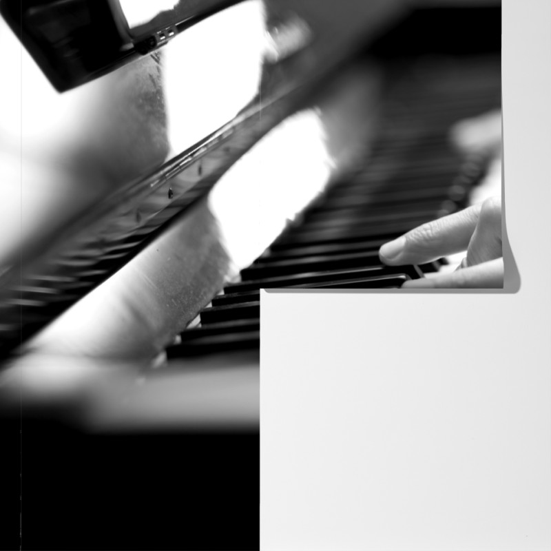 Fototapeta ręce przy klawiaturze fortepianu w czerni i bieli – Wallissimo® Fototapeta ręce przy klawiaturze fortepianu w czerni i bieli – Wallissimo®