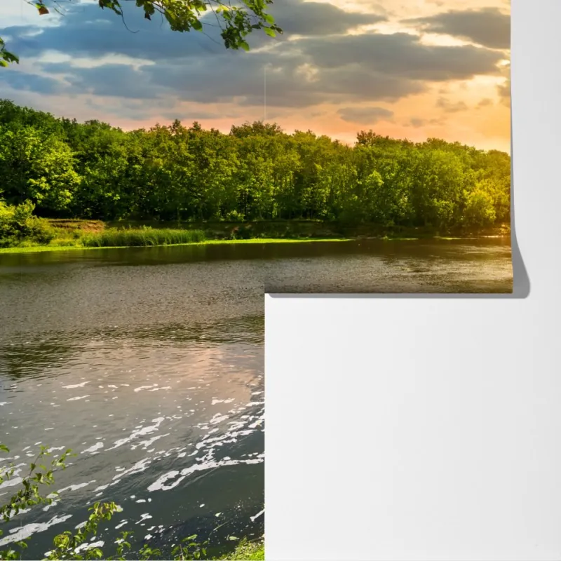 Fototapeta spokojny zachód słońca nad rzeką i zielonym lasem – Wallissimo® Fototapeta spokojny zachód słońca nad rzeką i zielonym lasem – Wallissimo®
