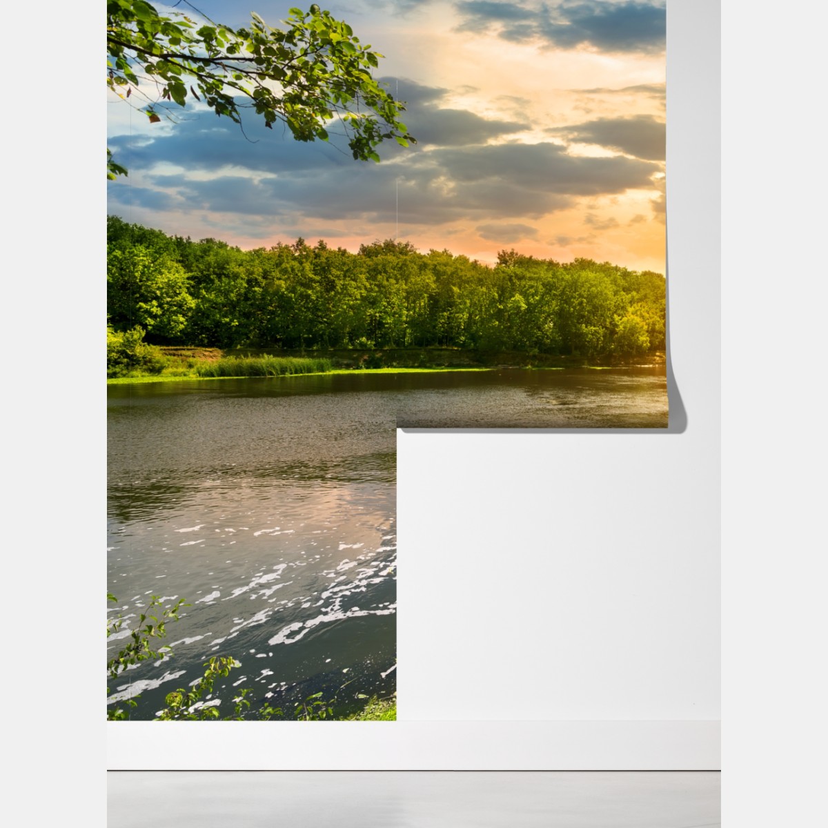 Fototapeta spokojny zachód słońca nad rzeką i zielonym lasem – Wallissimo® Fototapeta spokojny zachód słońca nad rzeką i zielonym lasem – Wallissimo®