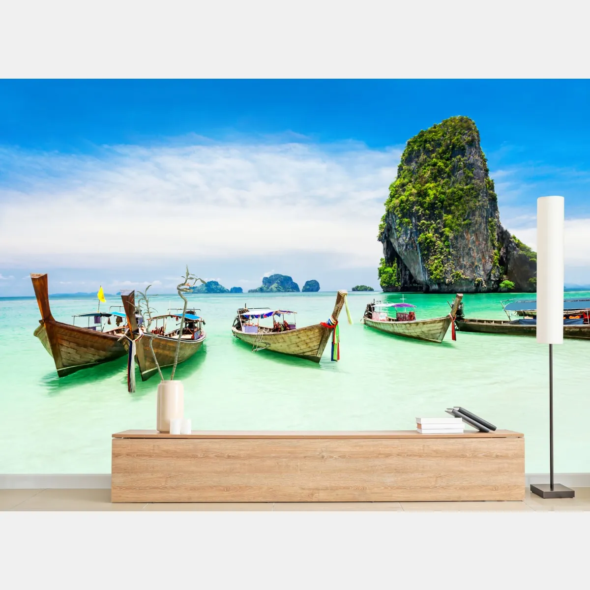 Fototapeta tropikalne łodzie longtail na turkusowej plaży – Wallissimo® Fototapeta tropikalne łodzie longtail na turkusowej plaży – Wallissimo®