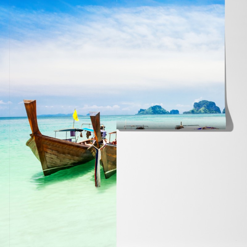 Fototapeta tropikalne łodzie longtail na turkusowej plaży – Wallissimo® Fototapeta tropikalne łodzie longtail na turkusowej plaży – Wallissimo®