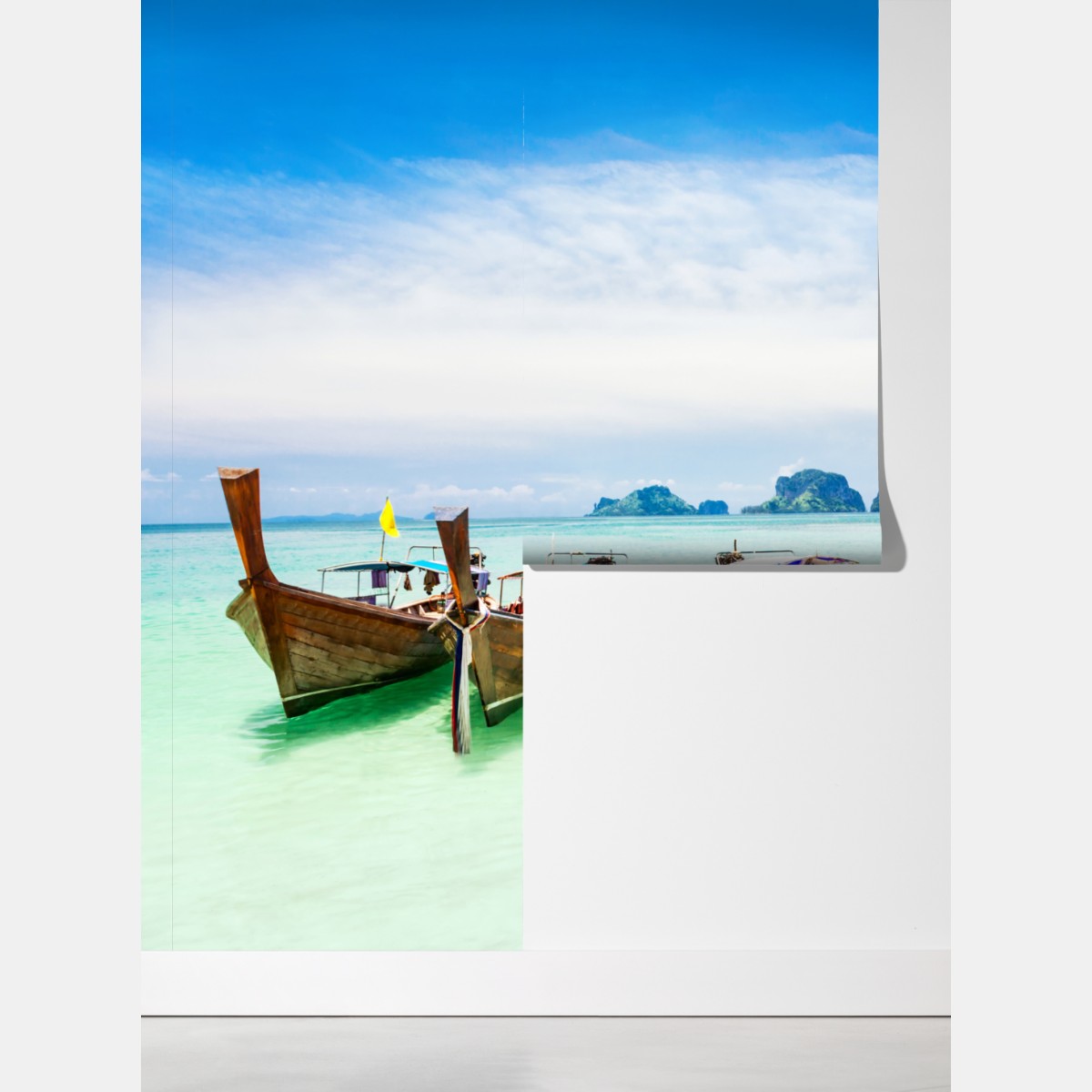 Fototapeta tropikalne łodzie longtail na turkusowej plaży – Wallissimo® Fototapeta tropikalne łodzie longtail na turkusowej plaży – Wallissimo®