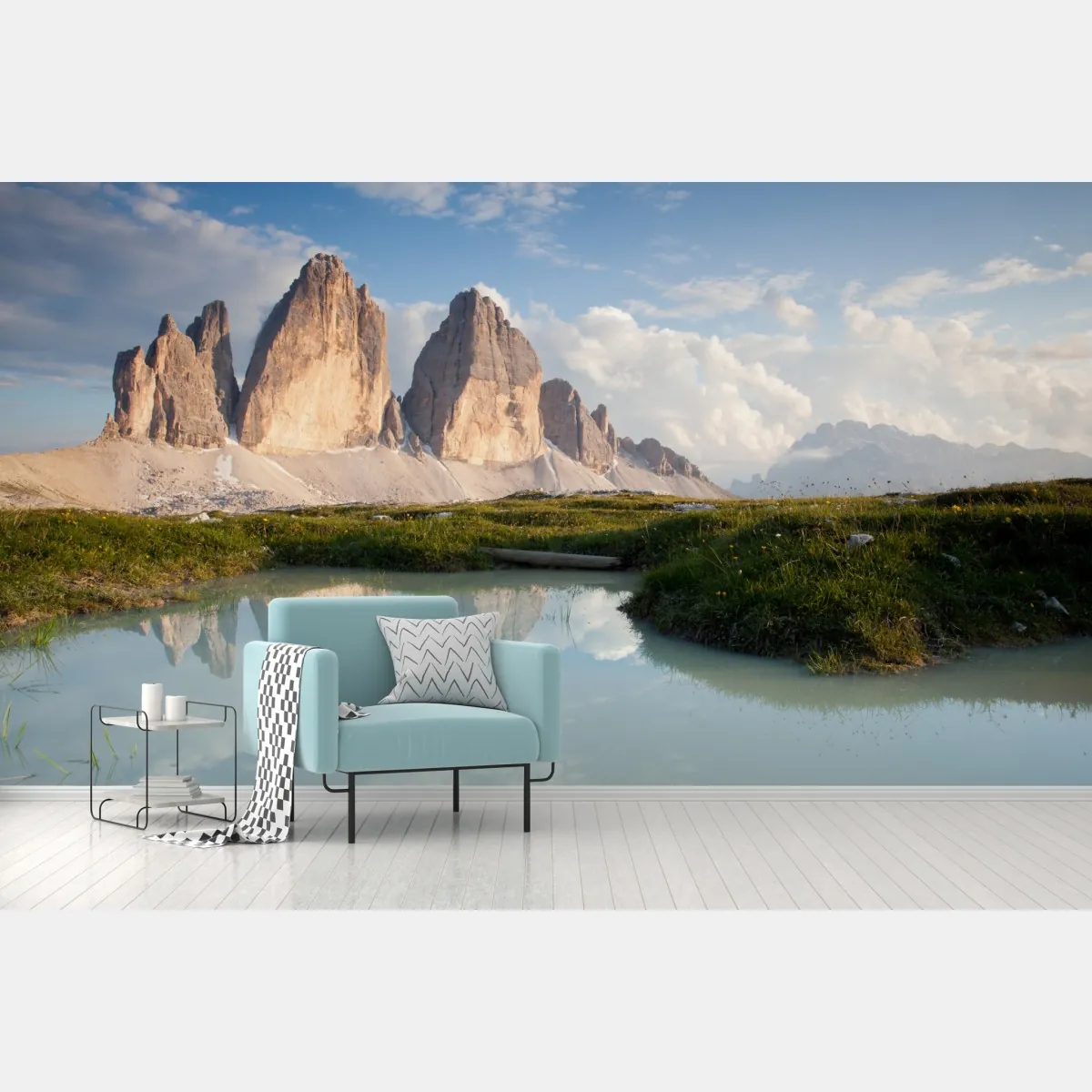 Fototapeta słoneczne alpejskie szczyty odbite w spokojnym jeziorze – Wallissimo® Fototapeta słoneczne alpejskie szczyty odbite w spokojnym jeziorze – Wallissimo®