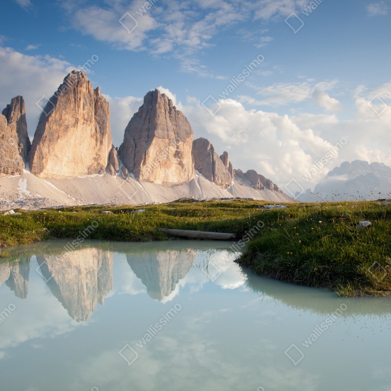 Fototapeta słoneczne alpejskie szczyty odbite w spokojnym jeziorze – Wallissimo® Fototapeta słoneczne alpejskie szczyty odbite w spokojnym jeziorze – Wallissimo®