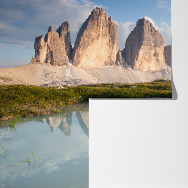 Fototapeta słoneczne alpejskie szczyty odbite w spokojnym jeziorze – Wallissimo® Fototapeta słoneczne alpejskie szczyty odbite w spokojnym jeziorze – Wallissimo®