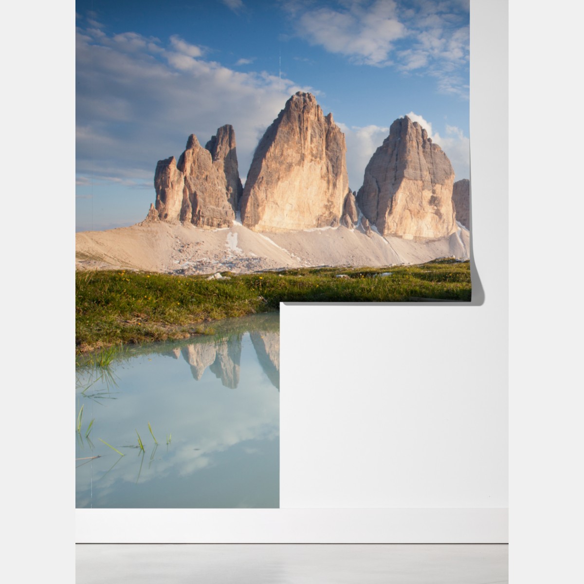 Fototapeta słoneczne alpejskie szczyty odbite w spokojnym jeziorze – Wallissimo® Fototapeta słoneczne alpejskie szczyty odbite w spokojnym jeziorze – Wallissimo®