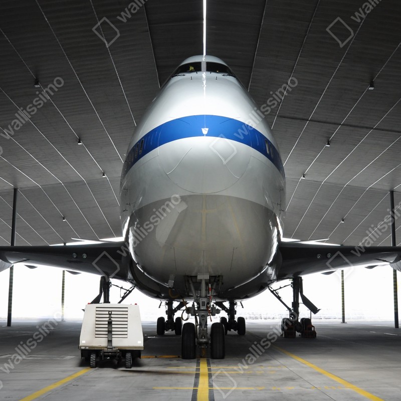 Fototapeta samolot towarowy w hangarze - widok z przodu – Wallissimo® Fototapeta samolot towarowy w hangarze - widok z przodu – Wallissimo®