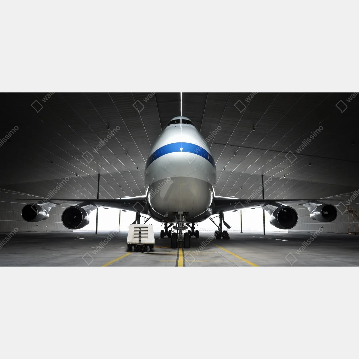 Fototapeta samolot towarowy w hangarze - widok z przodu – Wallissimo® Fototapeta samolot towarowy w hangarze - widok z przodu – Wallissimo®