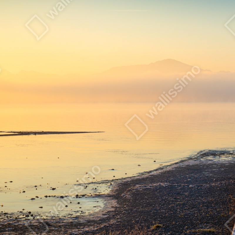 Fototapeta mglisty wschód nad drewnianym molo – Wallissimo® Fototapeta mglisty wschód nad drewnianym molo – Wallissimo®