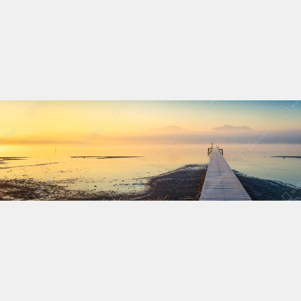 Fototapeta mglisty wschód nad drewnianym molo – Wallissimo® Fototapeta mglisty wschód nad drewnianym molo – Wallissimo®