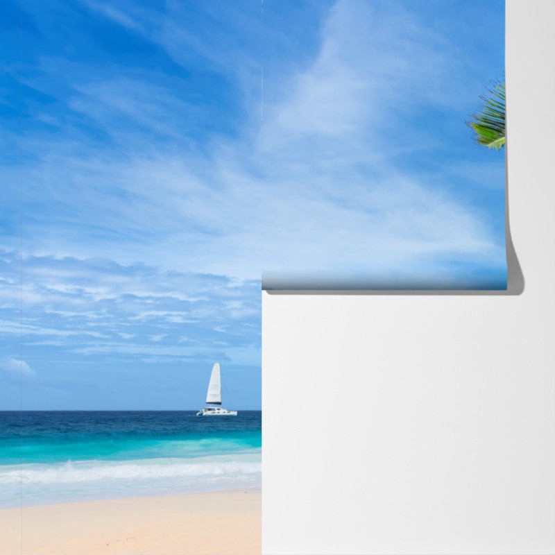 Fototapeta tropikalna plaża z palmami i żaglówką – Wallissimo® Fototapeta tropikalna plaża z palmami i żaglówką – Wallissimo®