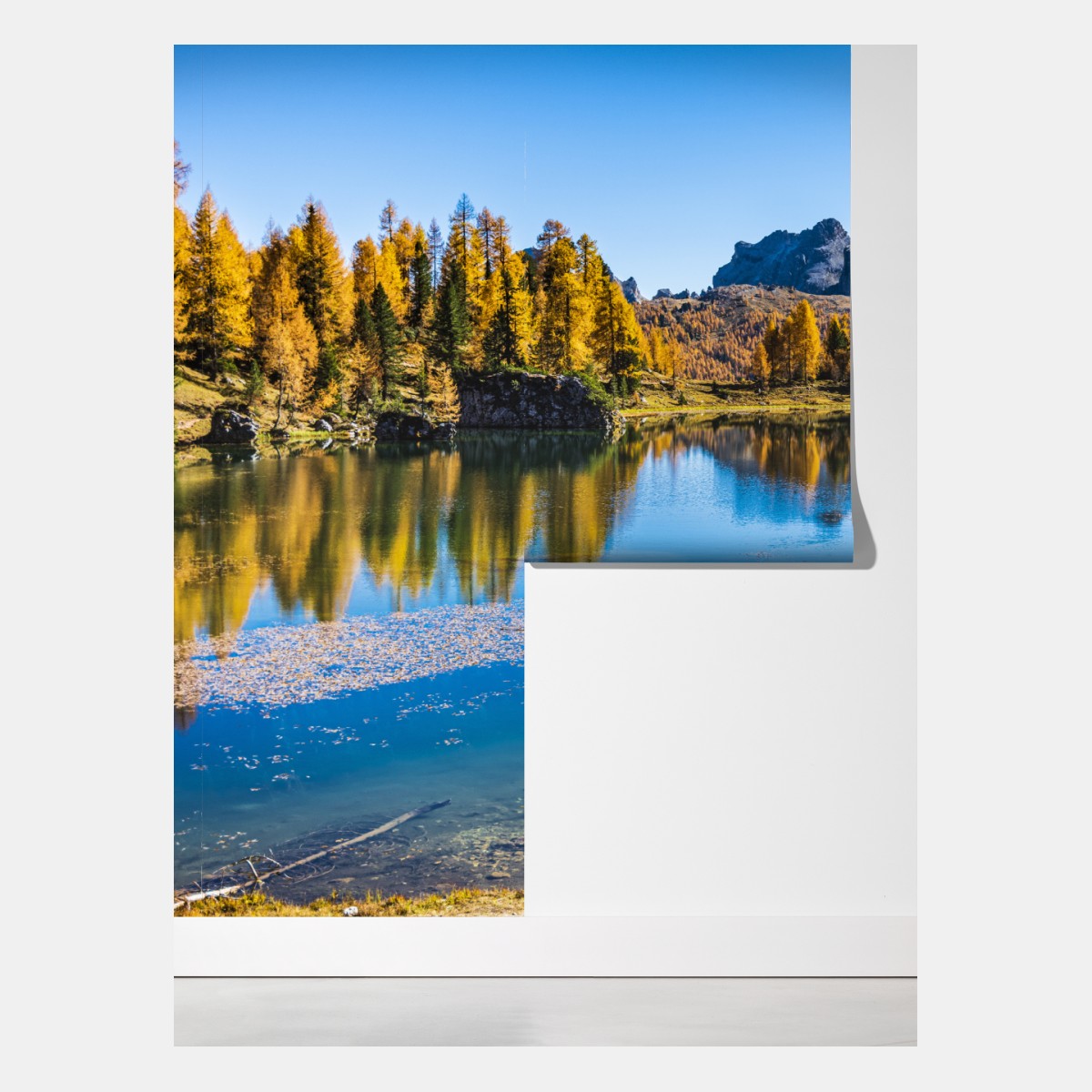 Fototapeta jesienne alpejskie jezioro z odbiciami gór – Wallissimo® Fototapeta jesienne alpejskie jezioro z odbiciami gór – Wallissimo®