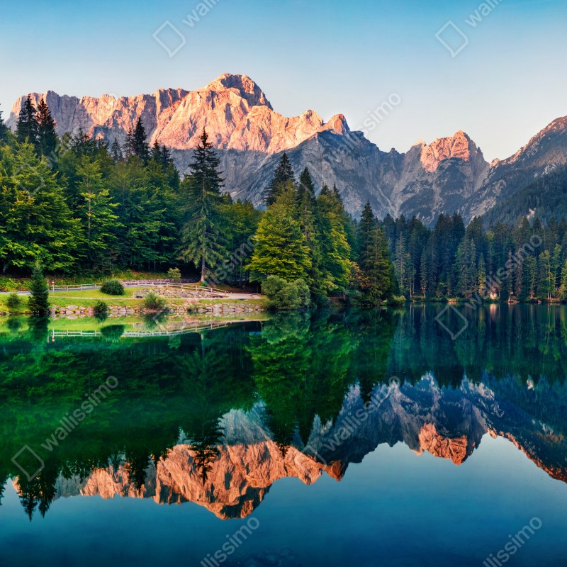 Fototapeta spokojny poranek nad jeziorem Fusine, Alpy Julijskie – Wallissimo® Fototapeta spokojny poranek nad jeziorem Fusine, Alpy Julijskie – Wallissimo®