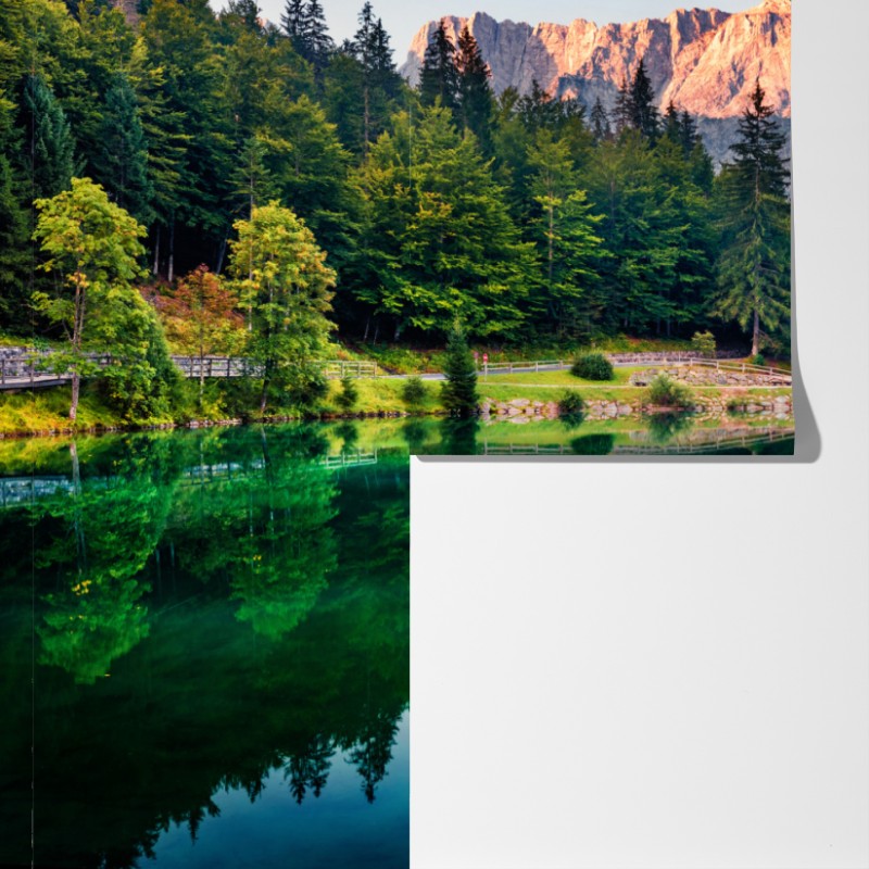 Fototapeta spokojny poranek nad jeziorem Fusine, Alpy Julijskie – Wallissimo® Fototapeta spokojny poranek nad jeziorem Fusine, Alpy Julijskie – Wallissimo®