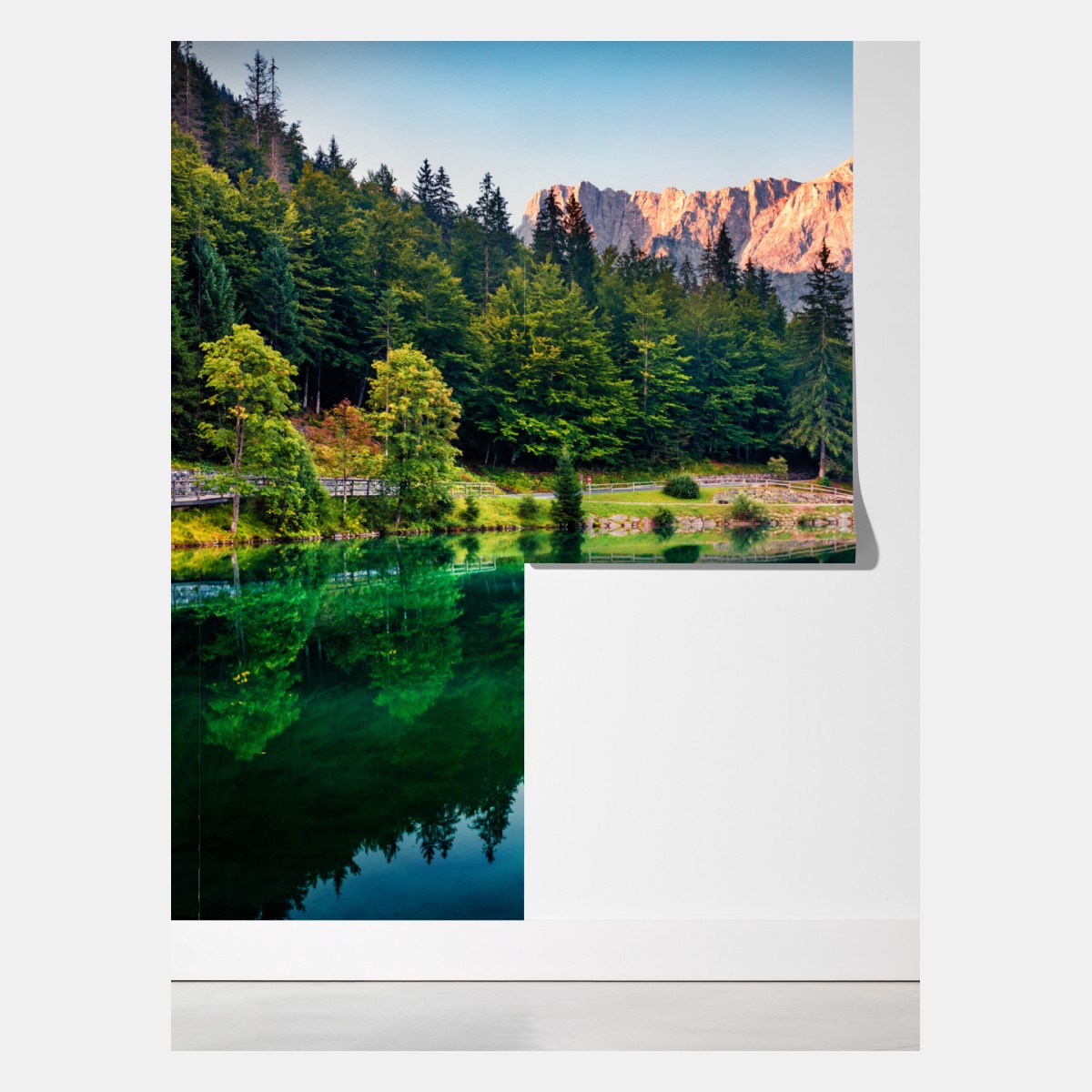 Fototapeta spokojny poranek nad jeziorem Fusine, Alpy Julijskie – Wallissimo® Fototapeta spokojny poranek nad jeziorem Fusine, Alpy Julijskie – Wallissimo®