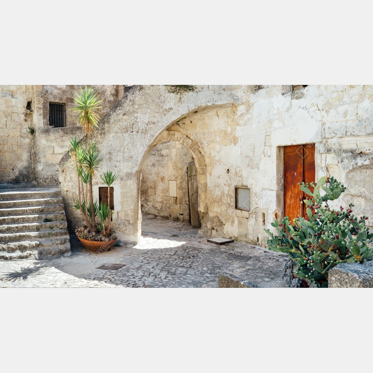 Fototapeta śródziemnomorski kamienny dziedziniec z łukiem – Wallissimo® Fototapeta śródziemnomorski kamienny dziedziniec z łukiem – Wallissimo®