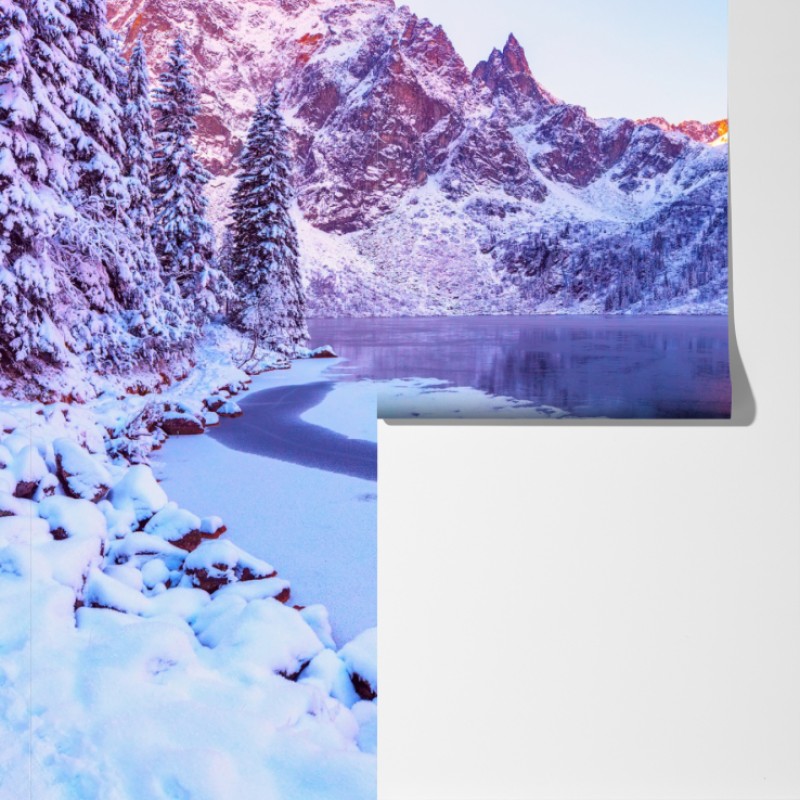 Fototapeta góry skąpane w świetle wschodu nad zamarzniętym jeziorem – Wallissimo® Fototapeta góry skąpane w świetle wschodu nad zamarzniętym jeziorem – Wallissimo®