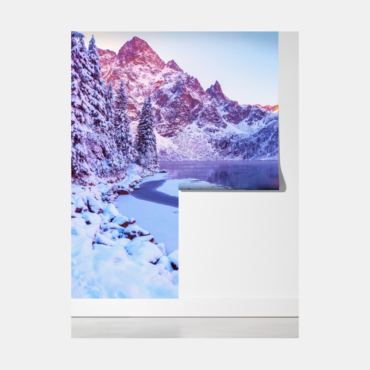 Fototapeta góry skąpane w świetle wschodu nad zamarzniętym jeziorem – Wallissimo® Fototapeta góry skąpane w świetle wschodu nad zamarzniętym jeziorem – Wallissimo®