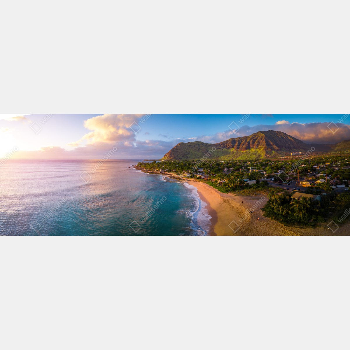 Fototapeta panorama plaży o zachodzie słońca z górami tropikalnymi – Wallissimo® Fototapeta panorama plaży o zachodzie słońca z górami tropikalnymi – Wallissimo®