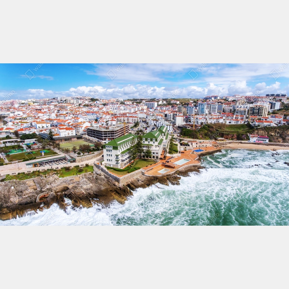 Fototapeta widok z lotu ptaka na nadmorskie miasteczko z falami – Wallissimo® Fototapeta widok z lotu ptaka na nadmorskie miasteczko z falami – Wallissimo®