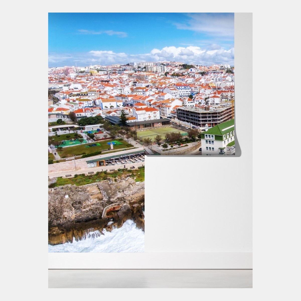 Fototapeta widok z lotu ptaka na nadmorskie miasteczko z falami – Wallissimo® Fototapeta widok z lotu ptaka na nadmorskie miasteczko z falami – Wallissimo®