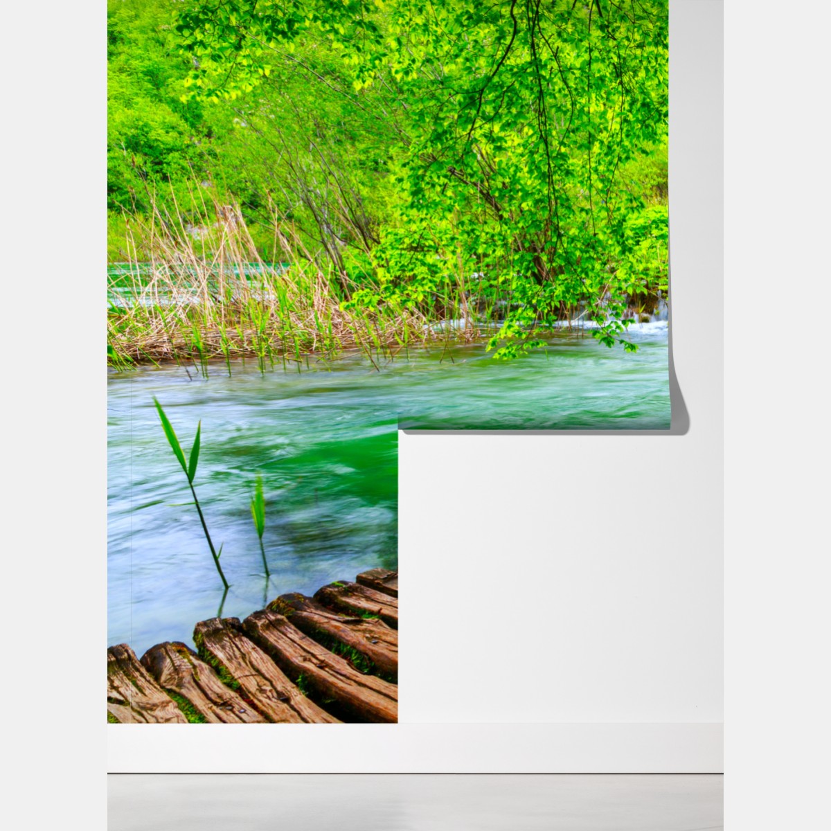 Fototapeta spokojna zielona kładka nad rzeką – Wallissimo® Fototapeta spokojna zielona kładka nad rzeką – Wallissimo®