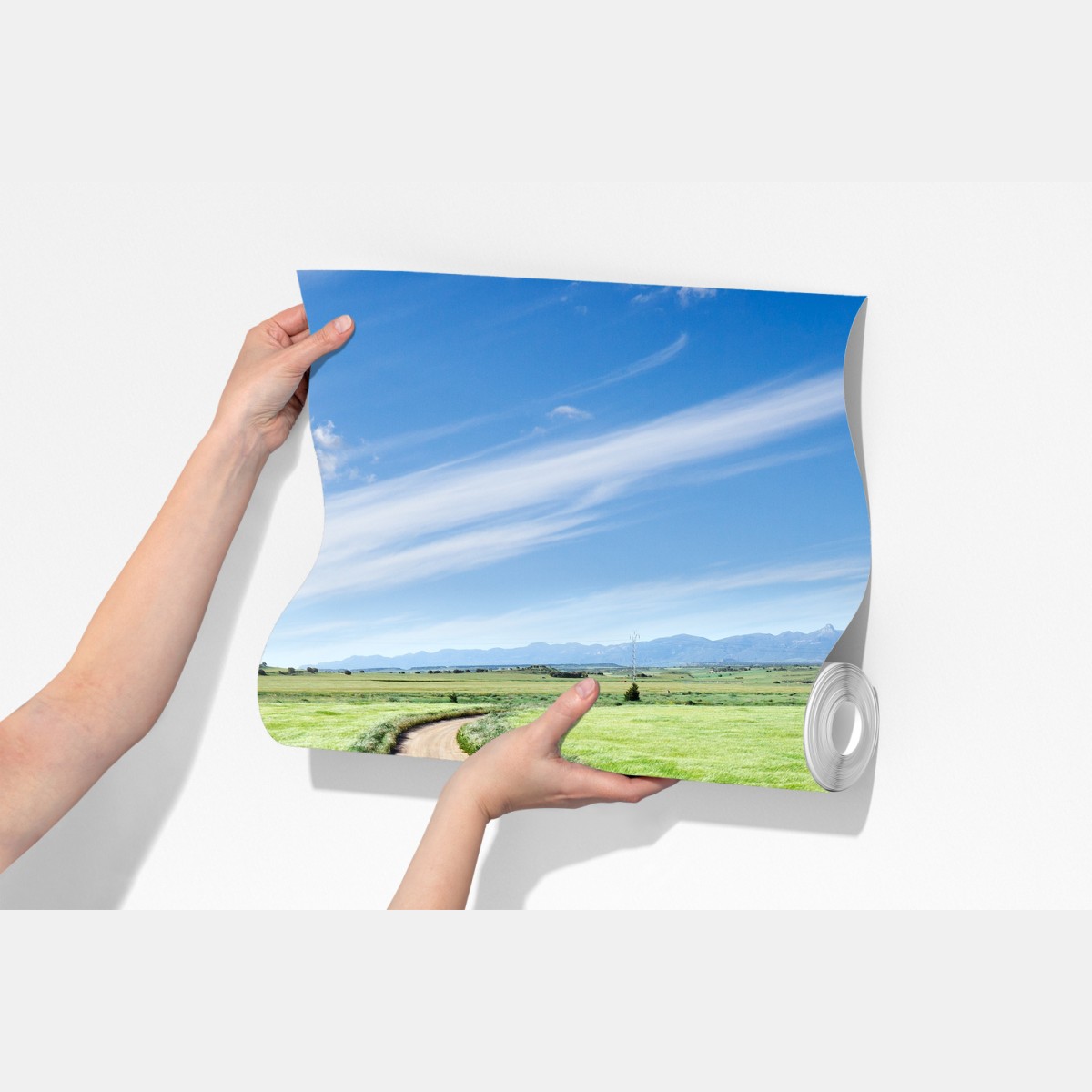 Fototapeta wijąca się wiejska droga przez zielone łąki – Wallissimo® Fototapeta wijąca się wiejska droga przez zielone łąki – Wallissimo®