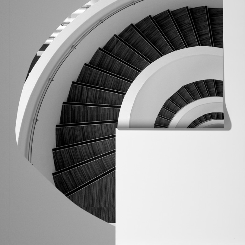 Fototapeta spiralne schody w monochromie – Wallissimo® Fototapeta spiralne schody w monochromie – Wallissimo®