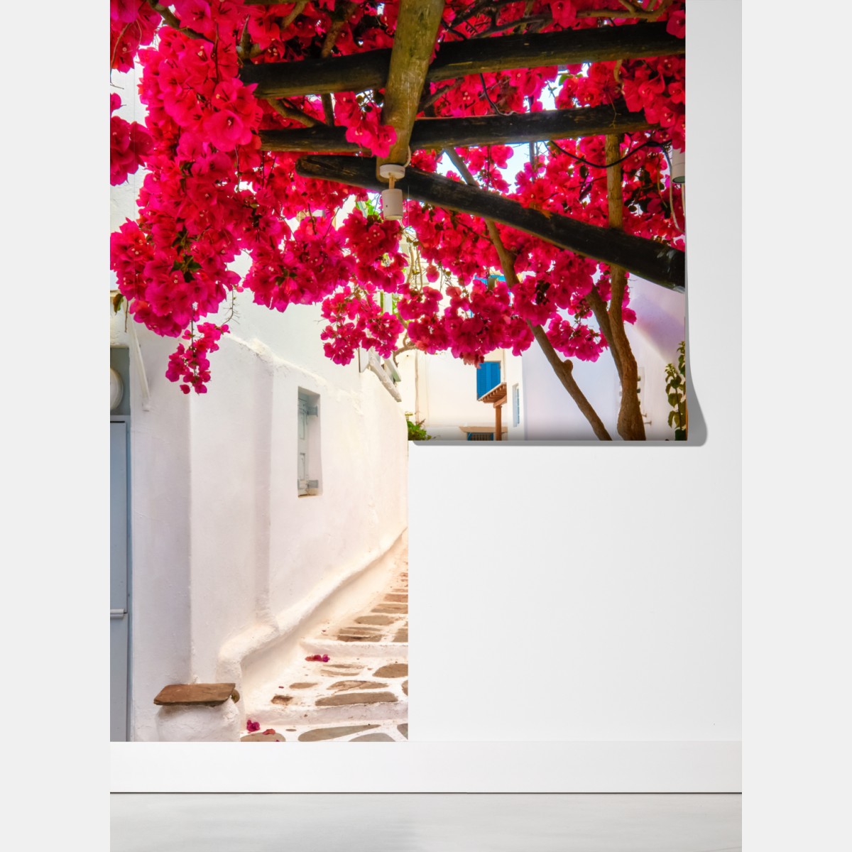 Fototapeta słoneczna uliczka grecka z bugenwillą – Wallissimo® Fototapeta słoneczna uliczka grecka z bugenwillą – Wallissimo®