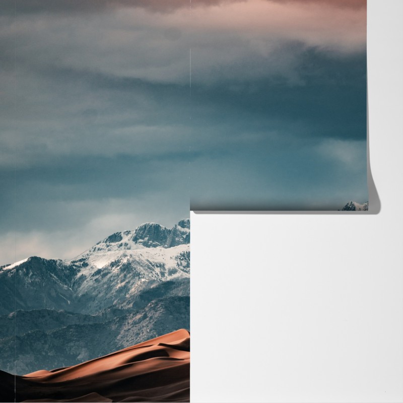 Fototapeta wydmy pustyni pod zaśnieżonymi szczytami – Wallissimo® Fototapeta wydmy pustyni pod zaśnieżonymi szczytami – Wallissimo®