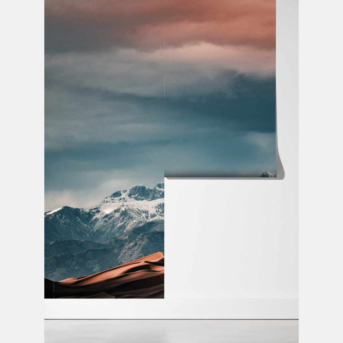 Fototapeta wydmy pustyni pod zaśnieżonymi szczytami – Wallissimo® Fototapeta wydmy pustyni pod zaśnieżonymi szczytami – Wallissimo®