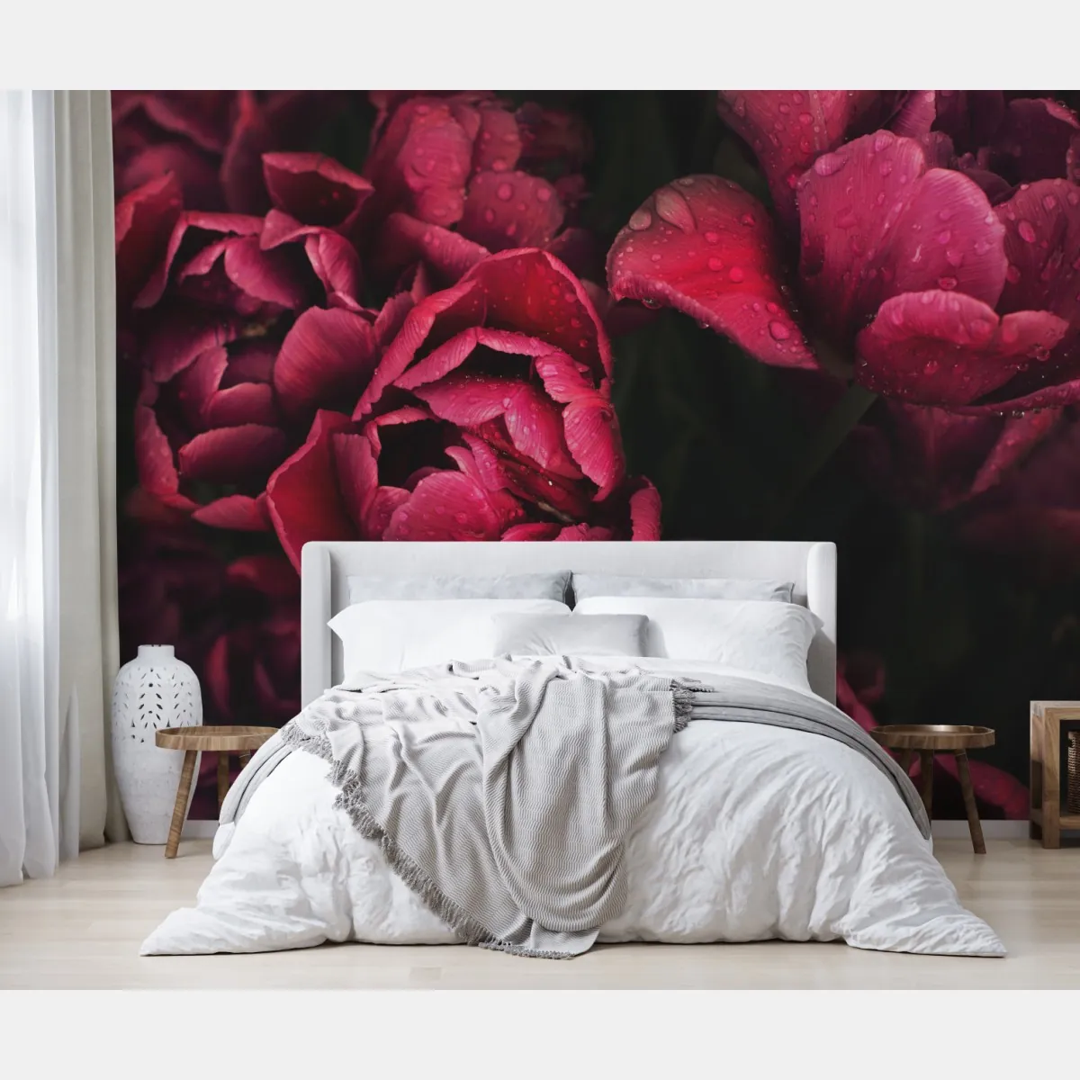 Fototapeta głębokie bordowe kwiaty z kroplami wody – Wallissimo® Fototapeta głębokie bordowe kwiaty z kroplami wody – Wallissimo®