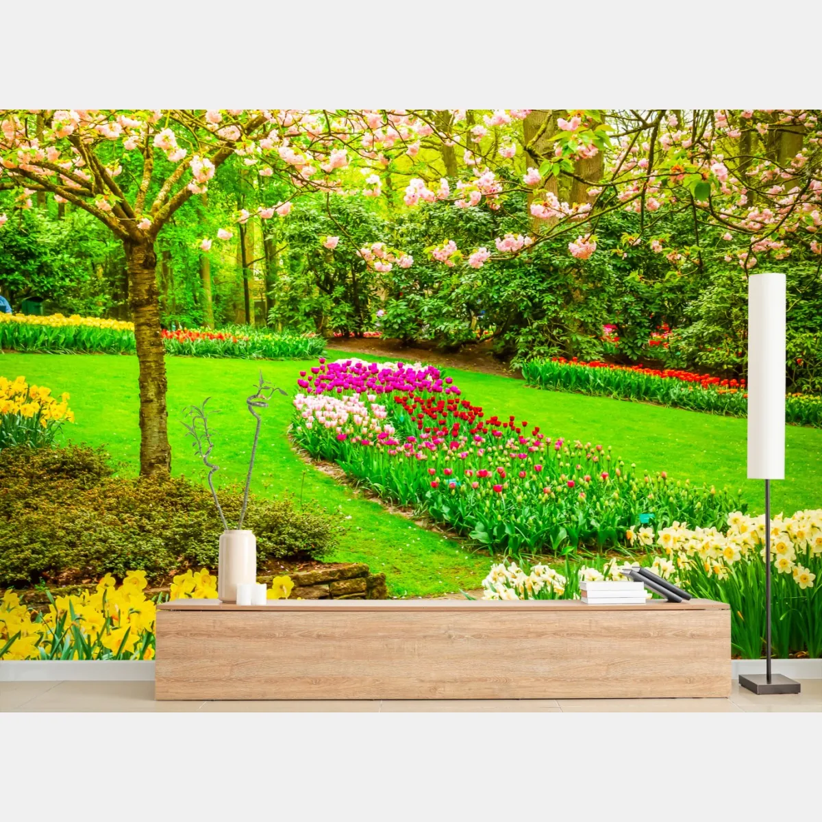 Fototapeta wiosenny ogród w rozkwicie: tulipany i kwiat wiśni – Wallissimo® Fototapeta wiosenny ogród w rozkwicie: tulipany i kwiat wiśni – Wallissimo®