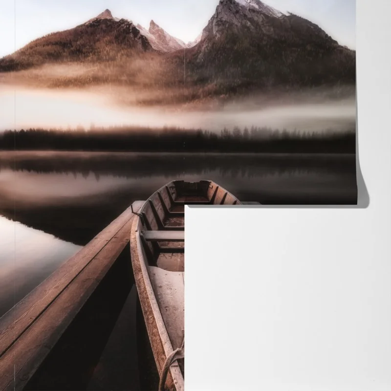 Fototapeta mglista łódź przy górskim jeziorze – Wallissimo® Fototapeta mglista łódź przy górskim jeziorze – Wallissimo®