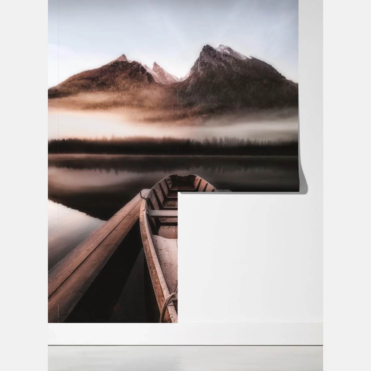 Fototapeta mglista łódź przy górskim jeziorze – Wallissimo® Fototapeta mglista łódź przy górskim jeziorze – Wallissimo®