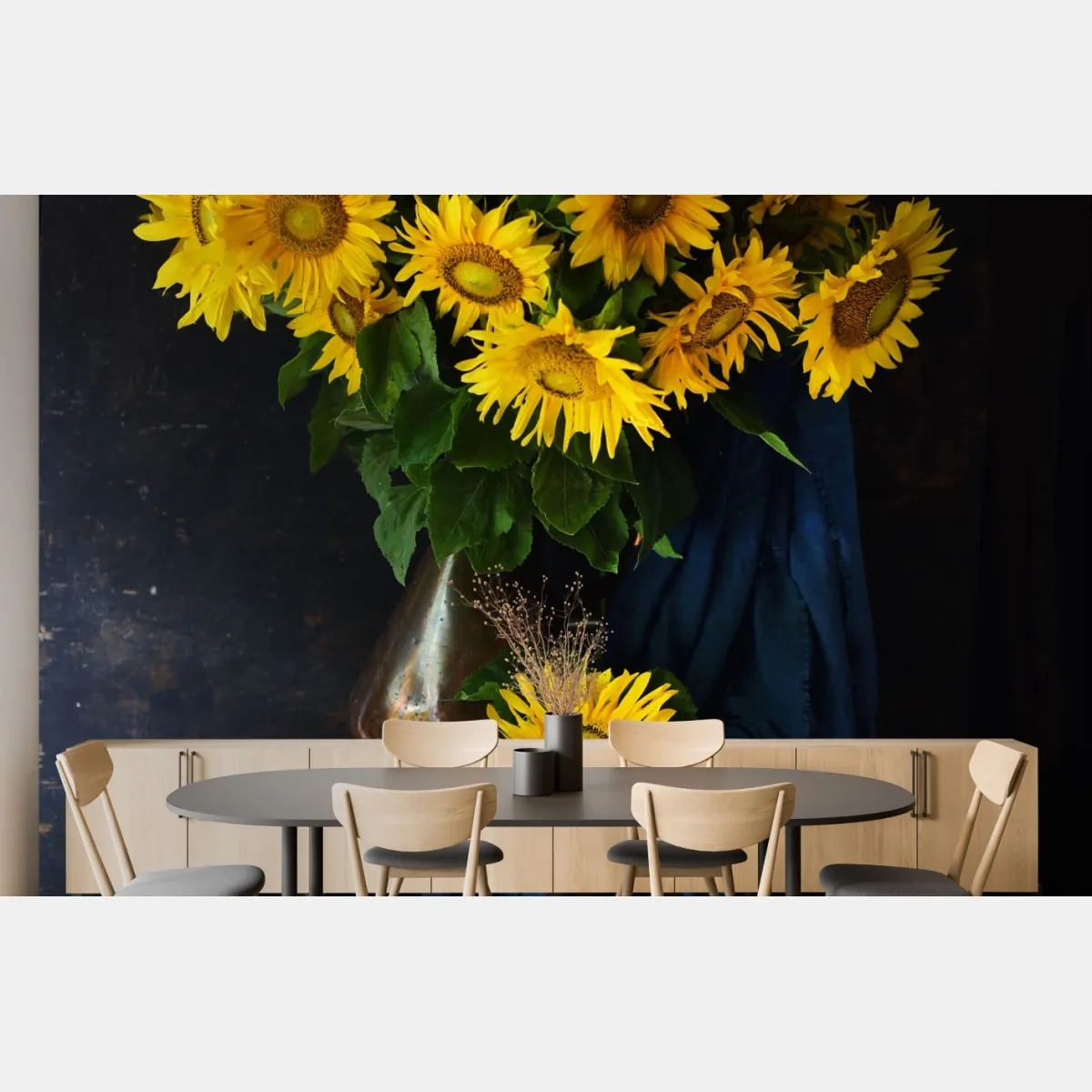 Fototapeta wibrujący bukiet słoneczników na vintage stołku – Wallissimo® Fototapeta wibrujący bukiet słoneczników na vintage stołku – Wallissimo®
