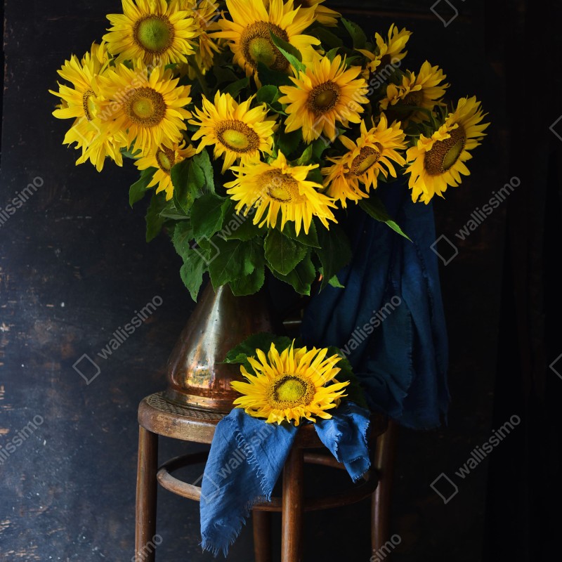 Fototapeta wibrujący bukiet słoneczników na vintage stołku – Wallissimo® Fototapeta wibrujący bukiet słoneczników na vintage stołku – Wallissimo®