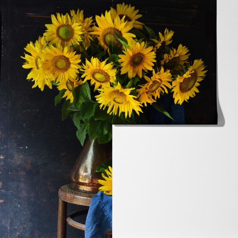 Fototapeta wibrujący bukiet słoneczników na vintage stołku – Wallissimo® Fototapeta wibrujący bukiet słoneczników na vintage stołku – Wallissimo®