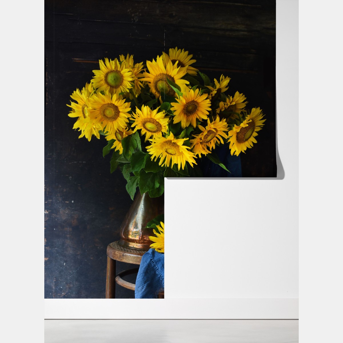 Fototapeta wibrujący bukiet słoneczników na vintage stołku – Wallissimo® Fototapeta wibrujący bukiet słoneczników na vintage stołku – Wallissimo®