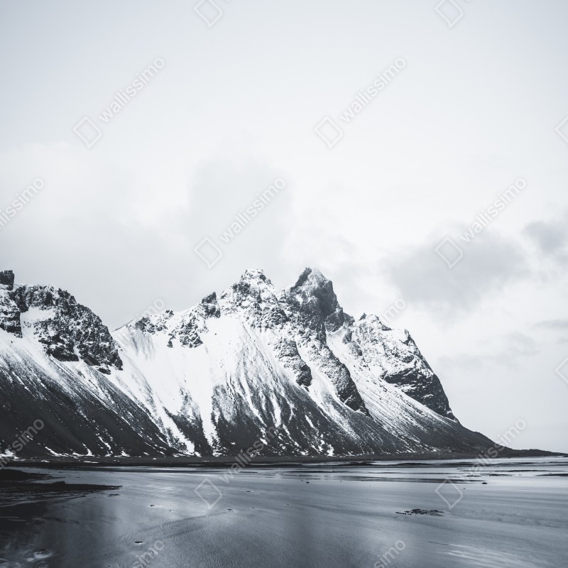 Fototapeta spokojny ośnieżony krajobraz górski nad morzem – Wallissimo® Fototapeta spokojny ośnieżony krajobraz górski nad morzem – Wallissimo®