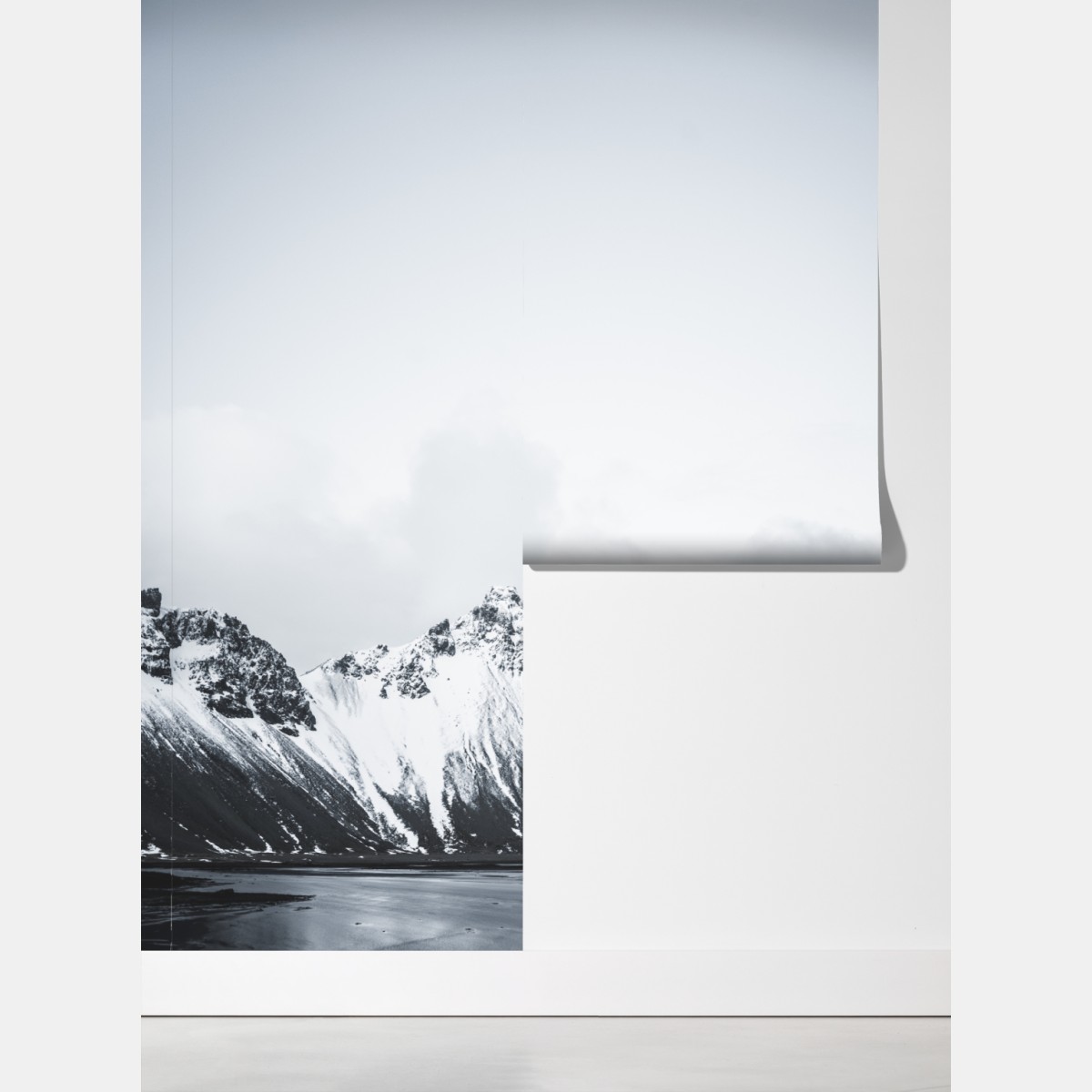 Fototapeta spokojny ośnieżony krajobraz górski nad morzem – Wallissimo® Fototapeta spokojny ośnieżony krajobraz górski nad morzem – Wallissimo®