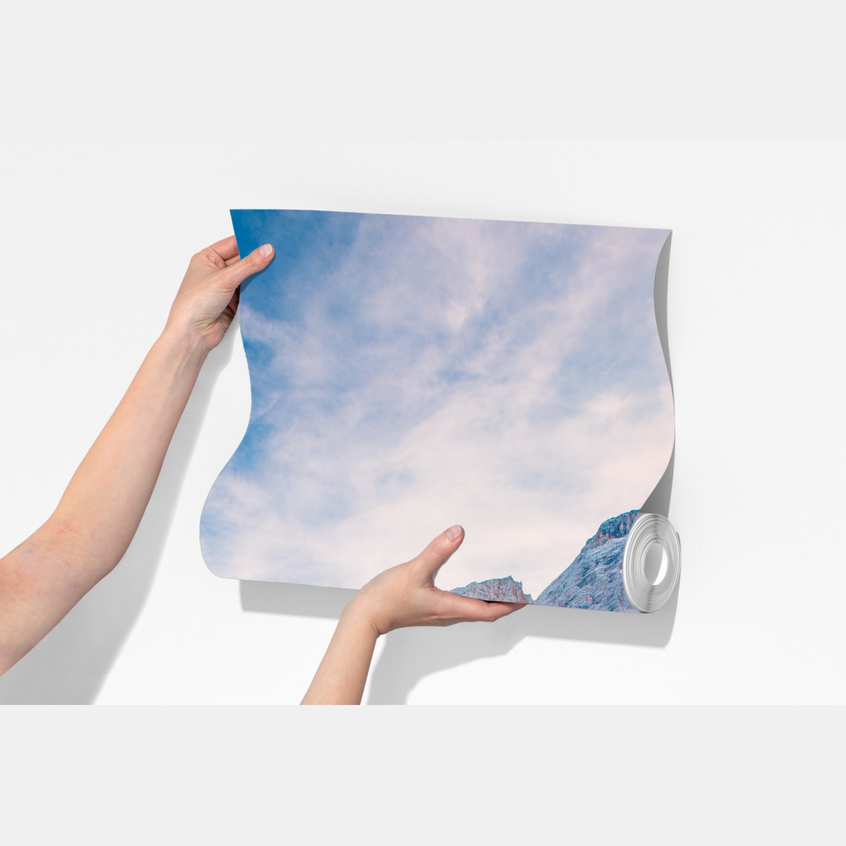 Fototapeta spokojne alpejskie jezioro z drewnianym pomostem – Wallissimo® Fototapeta spokojne alpejskie jezioro z drewnianym pomostem – Wallissimo®