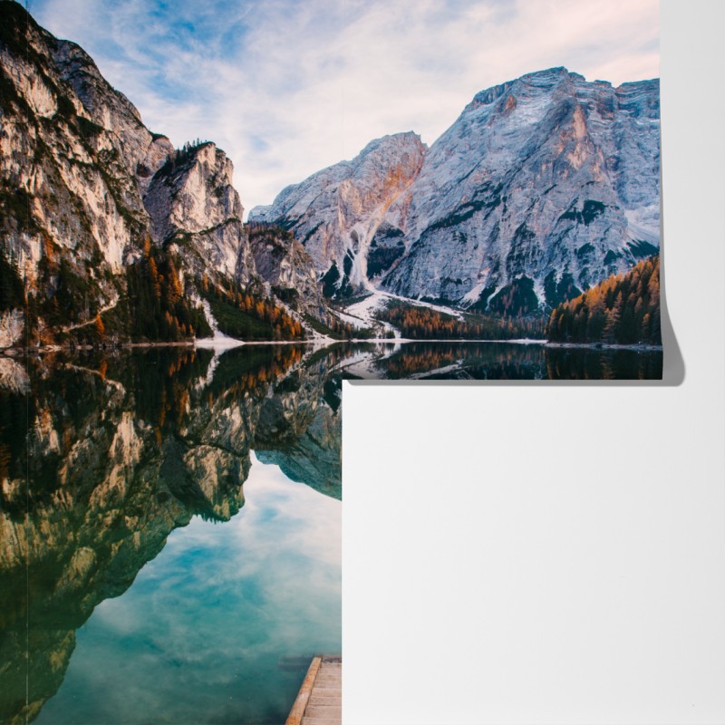 Fototapeta spokojne alpejskie jezioro z drewnianym pomostem – Wallissimo® Fototapeta spokojne alpejskie jezioro z drewnianym pomostem – Wallissimo®