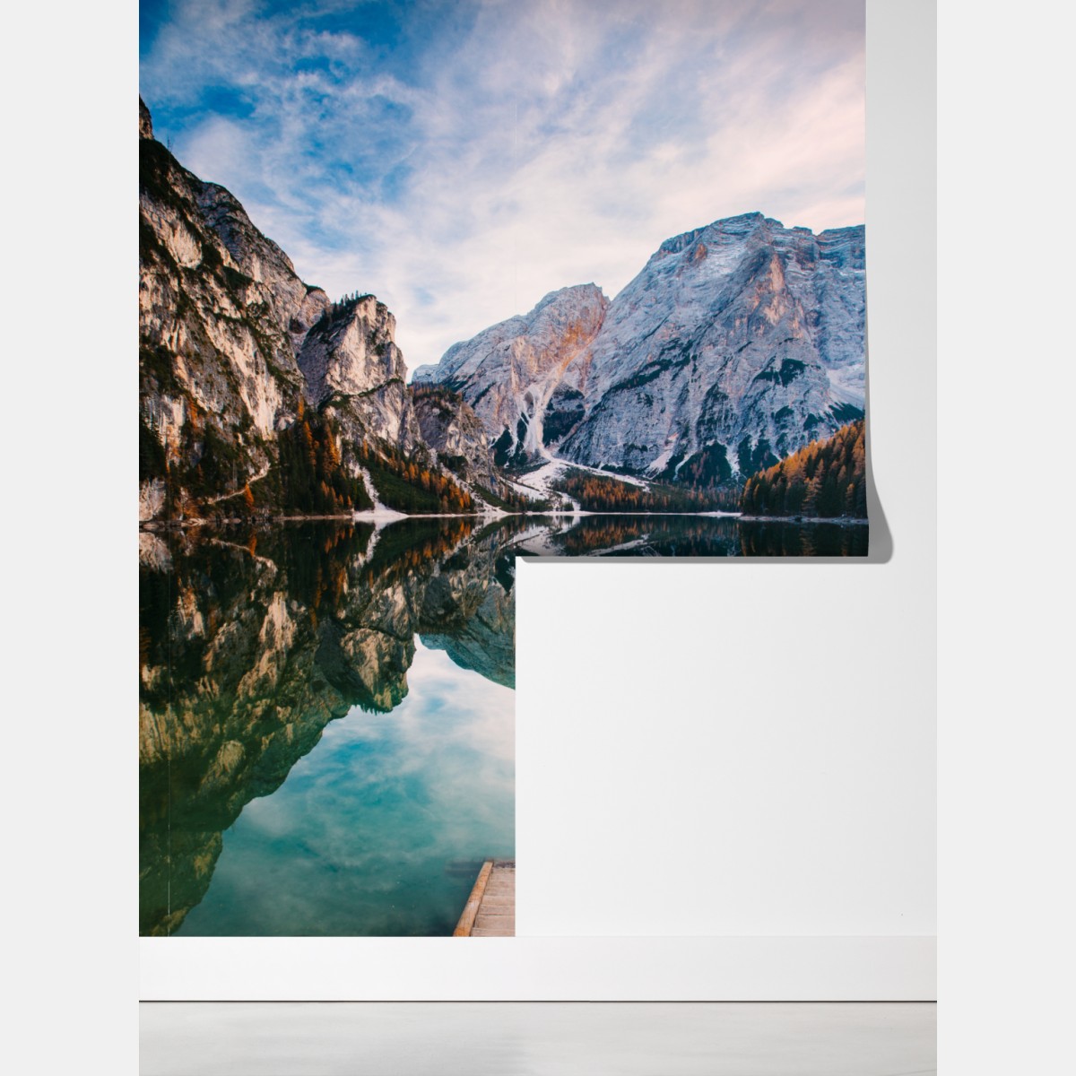 Fototapeta spokojne alpejskie jezioro z drewnianym pomostem – Wallissimo® Fototapeta spokojne alpejskie jezioro z drewnianym pomostem – Wallissimo®