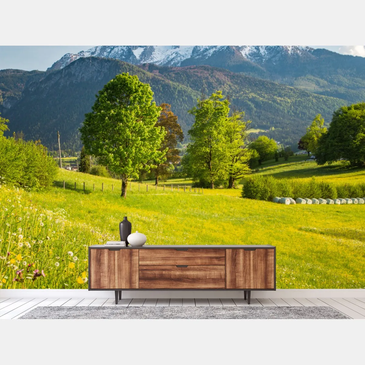 Fototapeta alpejska wiosenna łąka pod śnieżnymi szczytami – Wallissimo® Fototapeta alpejska wiosenna łąka pod śnieżnymi szczytami – Wallissimo®