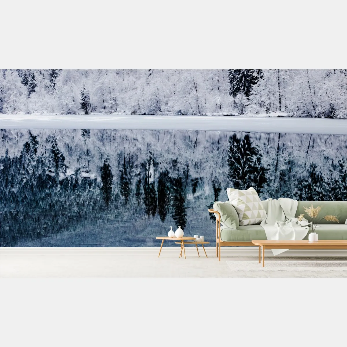 Fototapeta zimowe jezioro z odbiciem w śnieżnym lesie – Wallissimo® Fototapeta zimowe jezioro z odbiciem w śnieżnym lesie – Wallissimo®