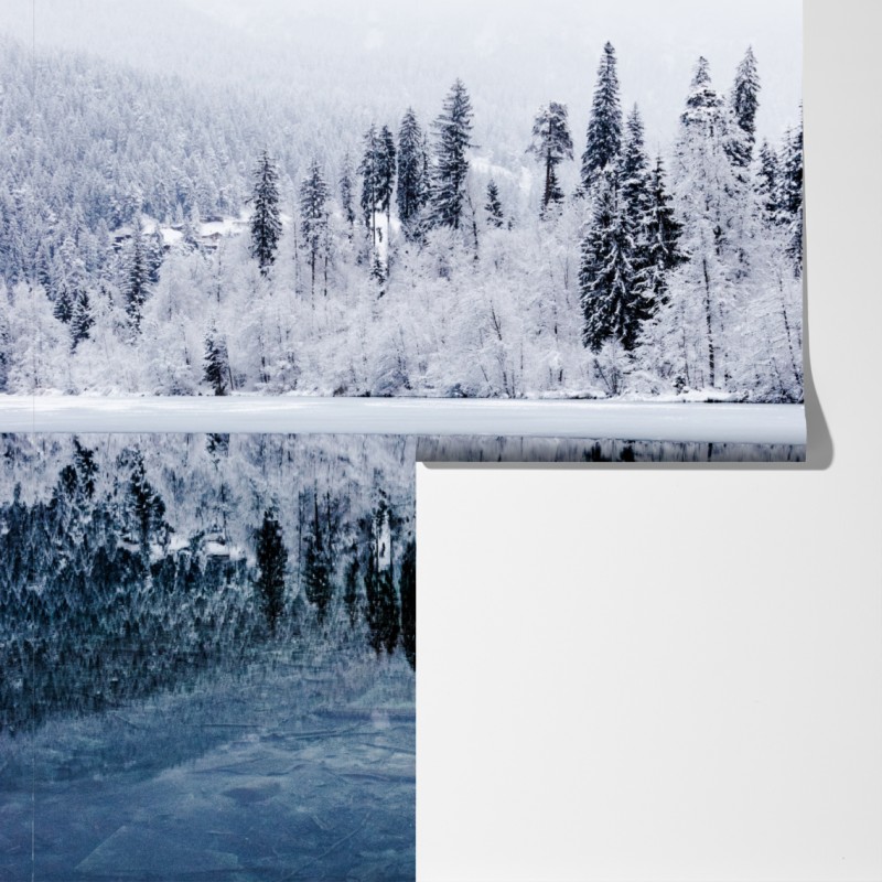 Fototapeta zimowe jezioro z odbiciem w śnieżnym lesie – Wallissimo® Fototapeta zimowe jezioro z odbiciem w śnieżnym lesie – Wallissimo®