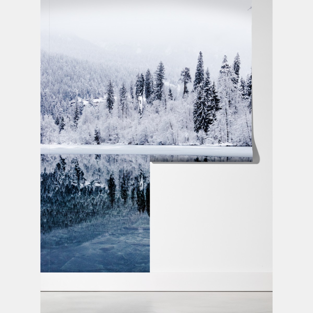 Fototapeta zimowe jezioro z odbiciem w śnieżnym lesie – Wallissimo® Fototapeta zimowe jezioro z odbiciem w śnieżnym lesie – Wallissimo®