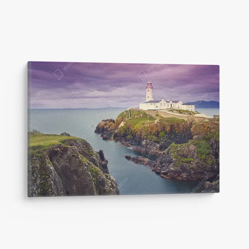 Obraz na płótnie fioletowa latarnia nad skalistym wybrzeżem