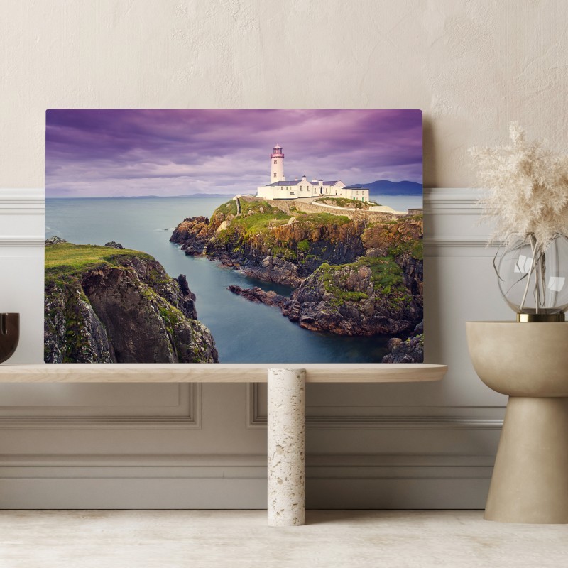 Obraz na płótnie fioletowa latarnia nad skalistym wybrzeżem – Wallissimo® Obraz na płótnie fioletowa latarnia nad skalistym wybrzeżem – Wallissimo®